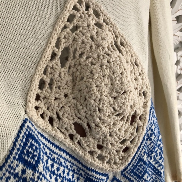 4/$25 ~ 
BOHO FRINGE SWEATER - Picture 7 of 7